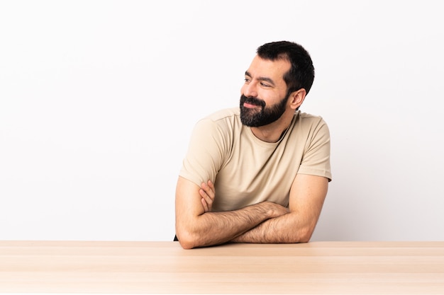 Uomo caucasico con la barba in una tabella. Ritratto