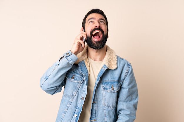 Uomo caucasico con la barba