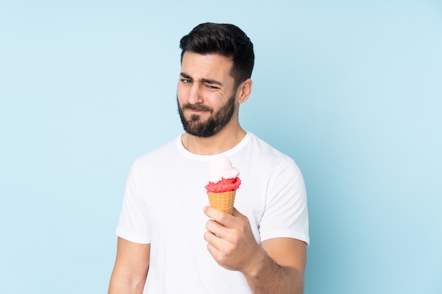 Uomo caucasico con un gelato alla cornetta isolato