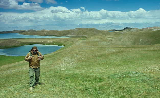 Uomo caucasico con zaini Vista da p Pamir