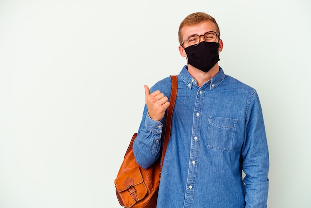 Uomo caucasico del giovane studente che studia tedesco isolato sul muro bianco che sorride e che alza il pollice in su