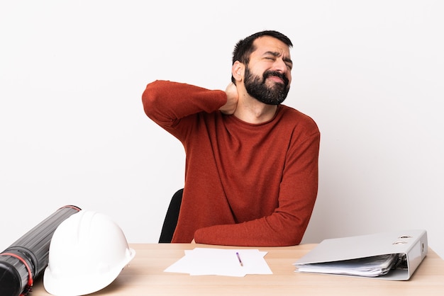 Uomo caucasico dell'architetto con la barba in una tabella con il neckache.