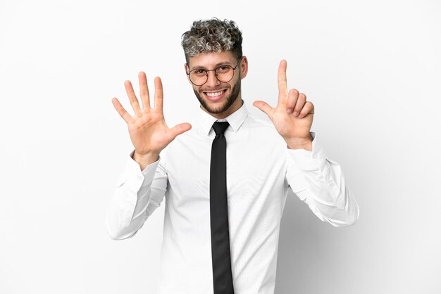 Uomo caucasico di affari isolato su sfondo bianco contando sette con le dita