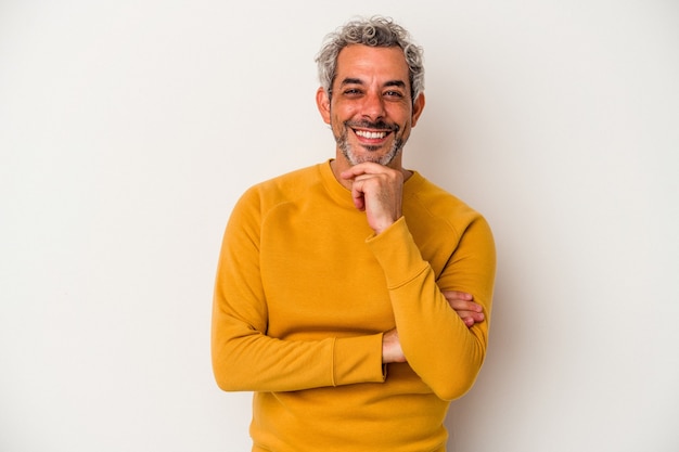 Uomo caucasico di mezza età isolato su sfondo bianco sorridente felice e fiducioso, toccando il mento con la mano.