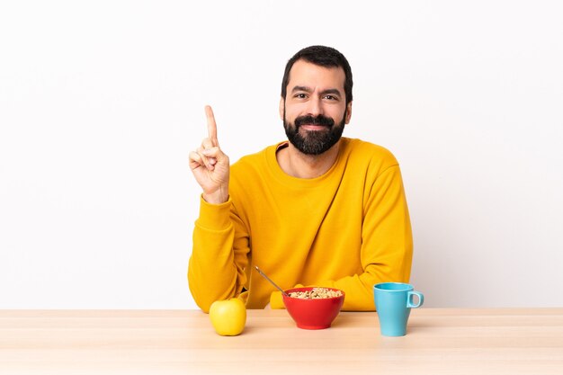 Uomo caucasico facendo colazione in un tavolo rivolto verso l'alto una grande idea.