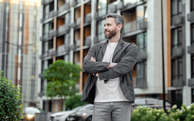 Uomo caucasico in abiti eleganti uomo alla moda uomo all'aperto indossare abiti eleganti