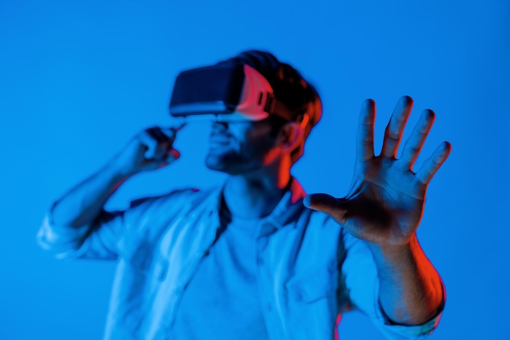 Foto uomo caucasico in piedi e che fa un gesto con la mano e indossa un bicchiere vr deviation