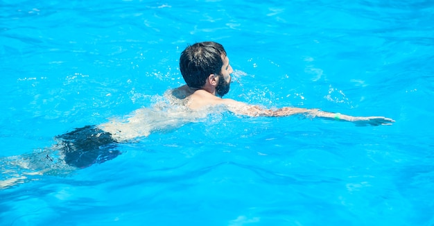 Uomo caucasico in piscina.