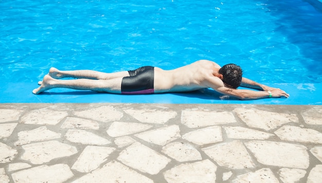 Uomo caucasico in piscina.