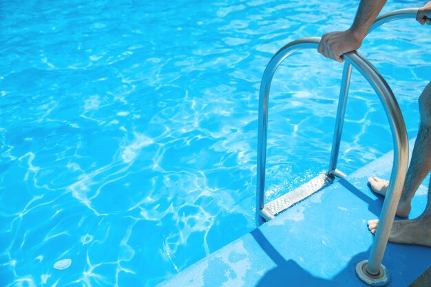 Uomo caucasico in piscina.