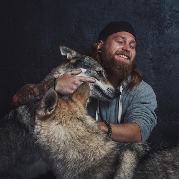 Uomo che abbraccia il cane