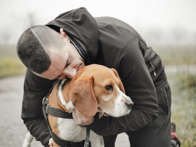 Uomo che abbraccia un cane
