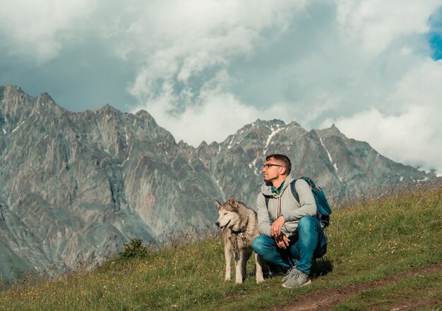 Uomo che accarezza un cane husky. relazione con un cane.