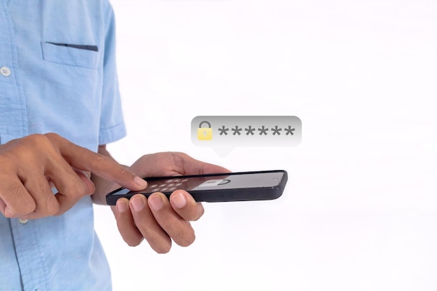 Uomo che accede allo smartphone con codice PIN Dati crittografati Concetto di sicurezza della tecnologia aziendale