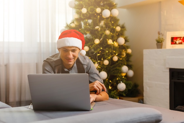 Uomo che acquista i regali di Natale online