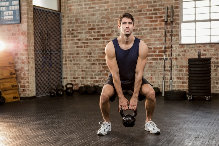 Foto uomo che alza kettlebell