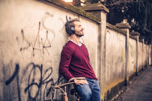 uomo che ascolta la musica in strada