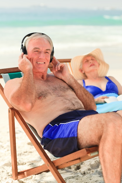 Uomo che ascolta la musica mentre sua moglie sta dormendo