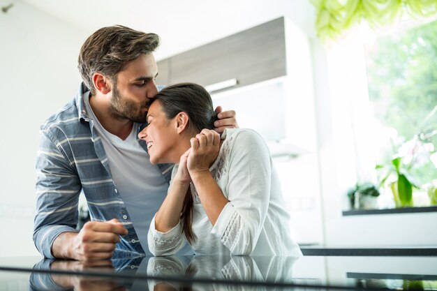 Uomo che bacia sulla fronte della donna