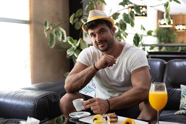 Uomo che beve caffè in un bar della hall dell'hotel