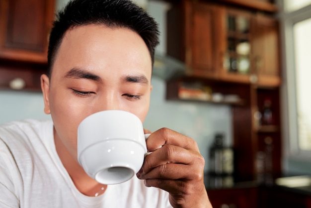 Uomo che beve il caffè al mattino