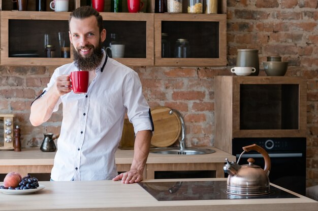 Uomo che beve il caffè al mattino