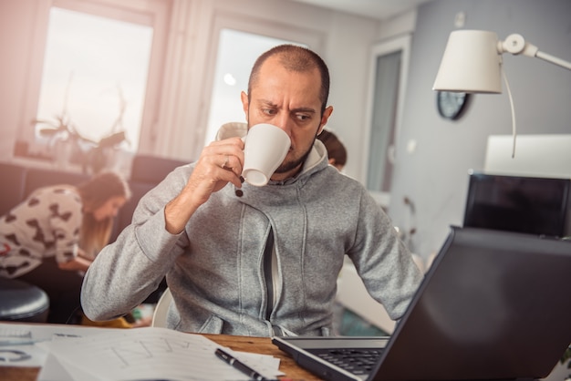 Uomo che beve il caffè