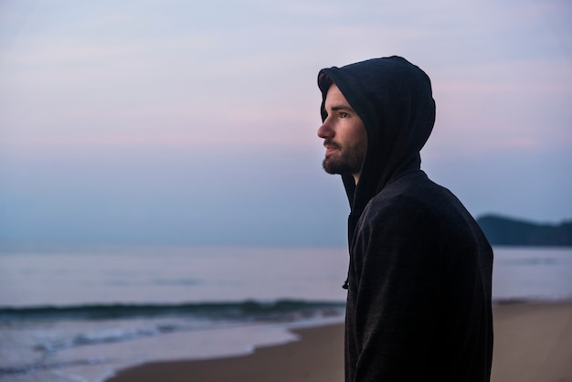 Uomo che cammina in solitudine in spiaggia