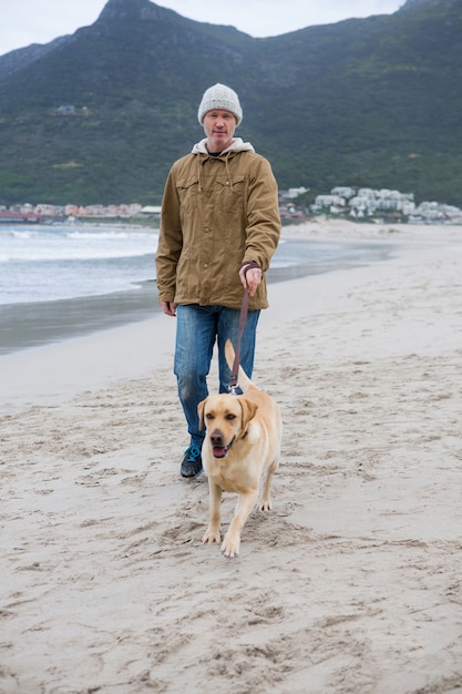 Uomo che cammina insieme al cane