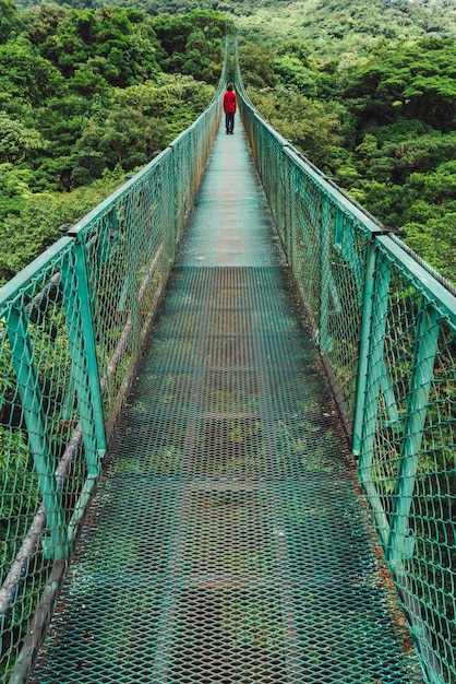 Uomo che cammina lungo un ponte