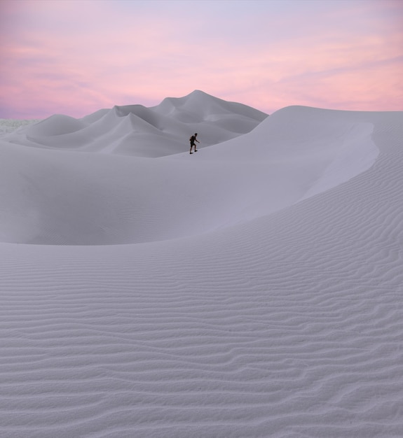 Uomo che cammina nel deserto contro il cielo durante il tramonto