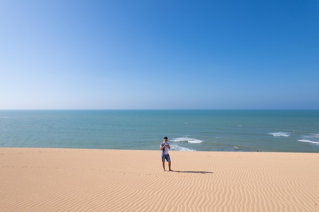 Uomo che cammina nelle dune di sabbia nel deserto La Macuira La Guajira Colombia