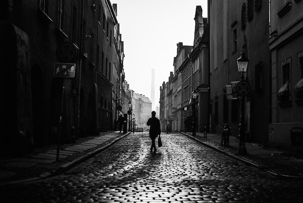 Uomo che cammina per strada in città