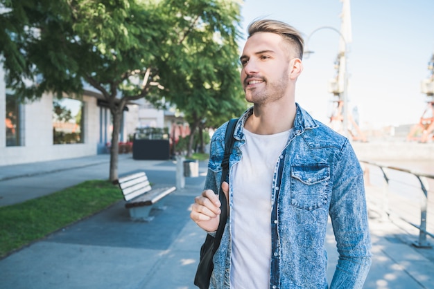 Uomo che cammina per strada.