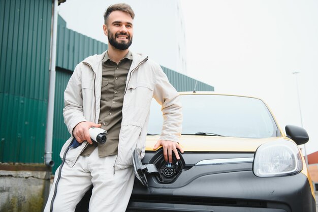 Uomo che carica la sua auto elettrica