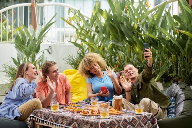 Uomo che cattura selfie con gli amici