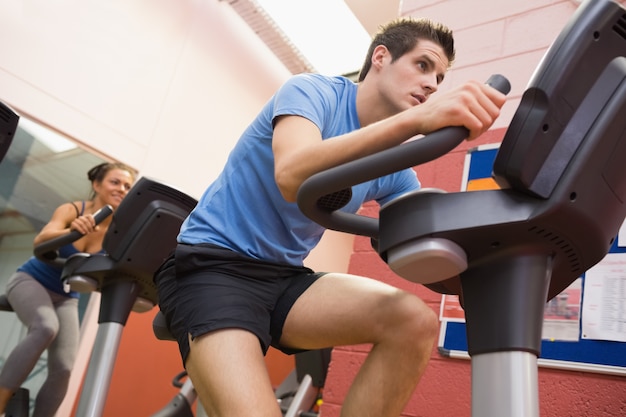 Uomo che cavalca in una classe di spinning