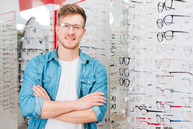 Uomo che cerca nuovi occhiali all&#39;optometrista