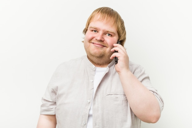 Uomo che chiama per telefono felice, sorridente e allegro