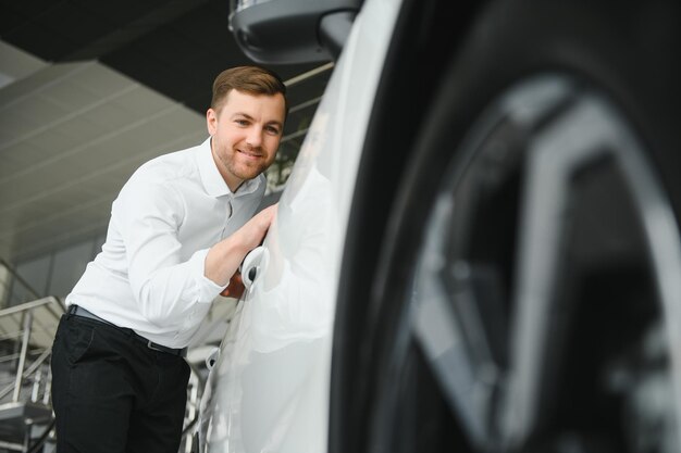 Uomo che compra un&#39;auto in uno showroom