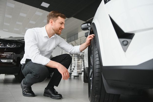 Uomo che compra un&#39;auto in uno showroom