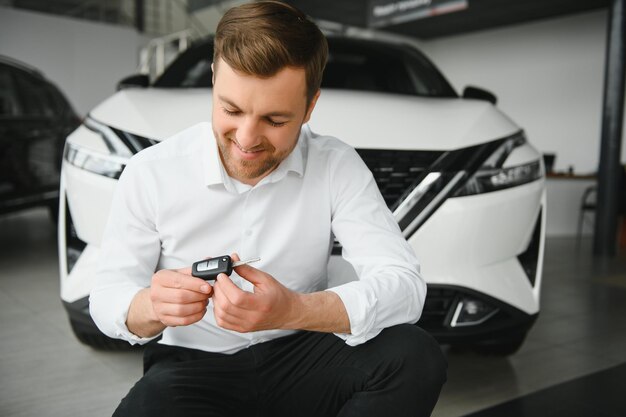 Uomo che compra un&#39;auto in uno showroom