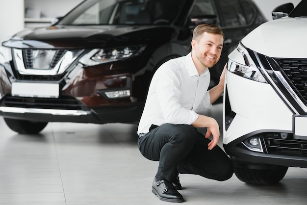 Uomo che compra un&#39;auto in uno showroom