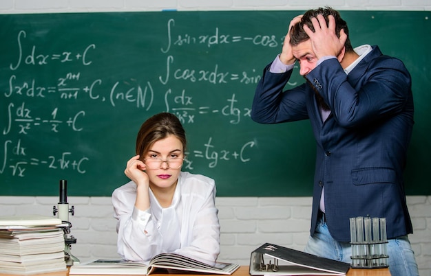 Uomo che comunica infelice Preside della scuola che parla di punizione Insegnante severo uomo barbuto serio che ha conflitto con una studentessa Situazione di conflitto Conflitto scolastico Docente esigente