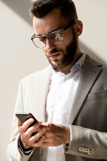 Uomo che comunica online