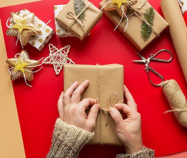 Uomo che confeziona regali per Capodanno e Natale.