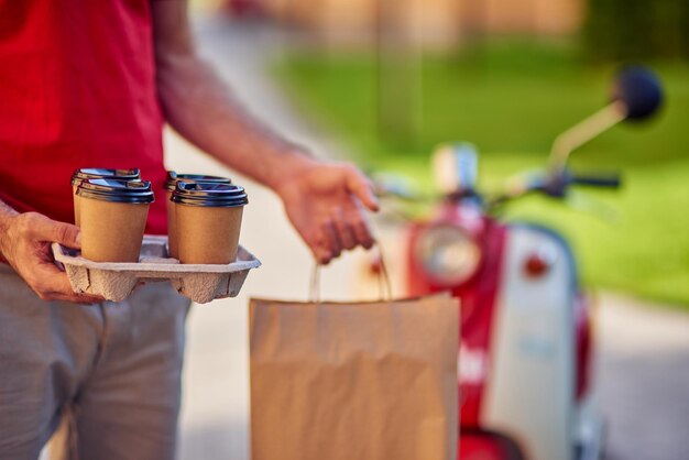 Uomo che consegna caffè e cibo