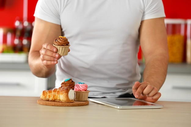 Uomo che conta le calorie sul tablet