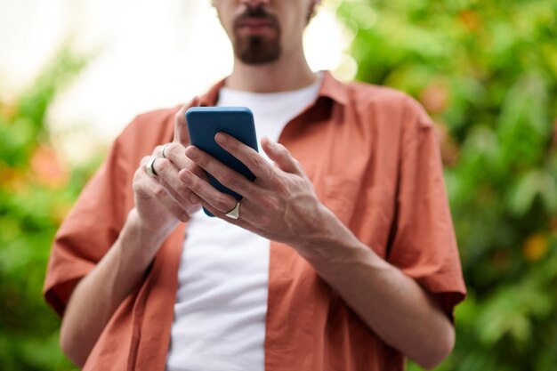 Uomo che controlla il feed sui social media