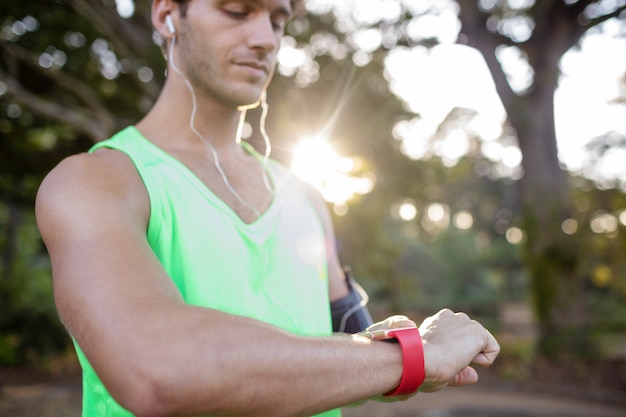 Uomo che controlla il tempo mentre fa jogging